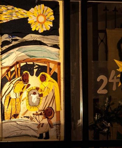 Höhepunkt und Abschluss der Adventfenster-Aktion: das 24. Fenster an der Pfarrkirche, gestaltet vom Team der Kinderliturgie 